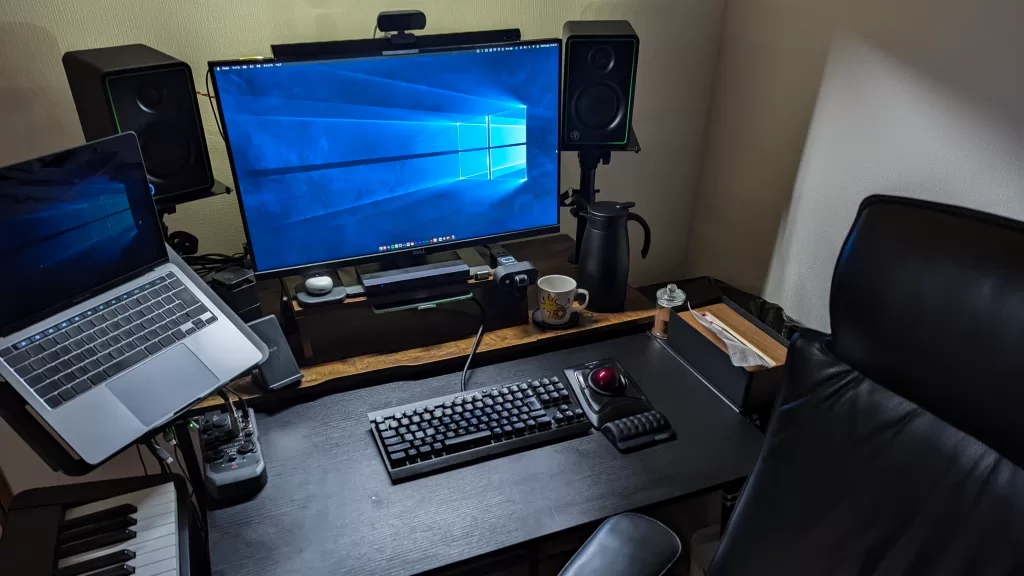 2024年9月のデスクを斜めから撮った画像