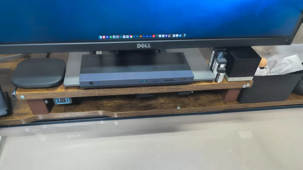 2つのデスクが組み合わされていることがわかる