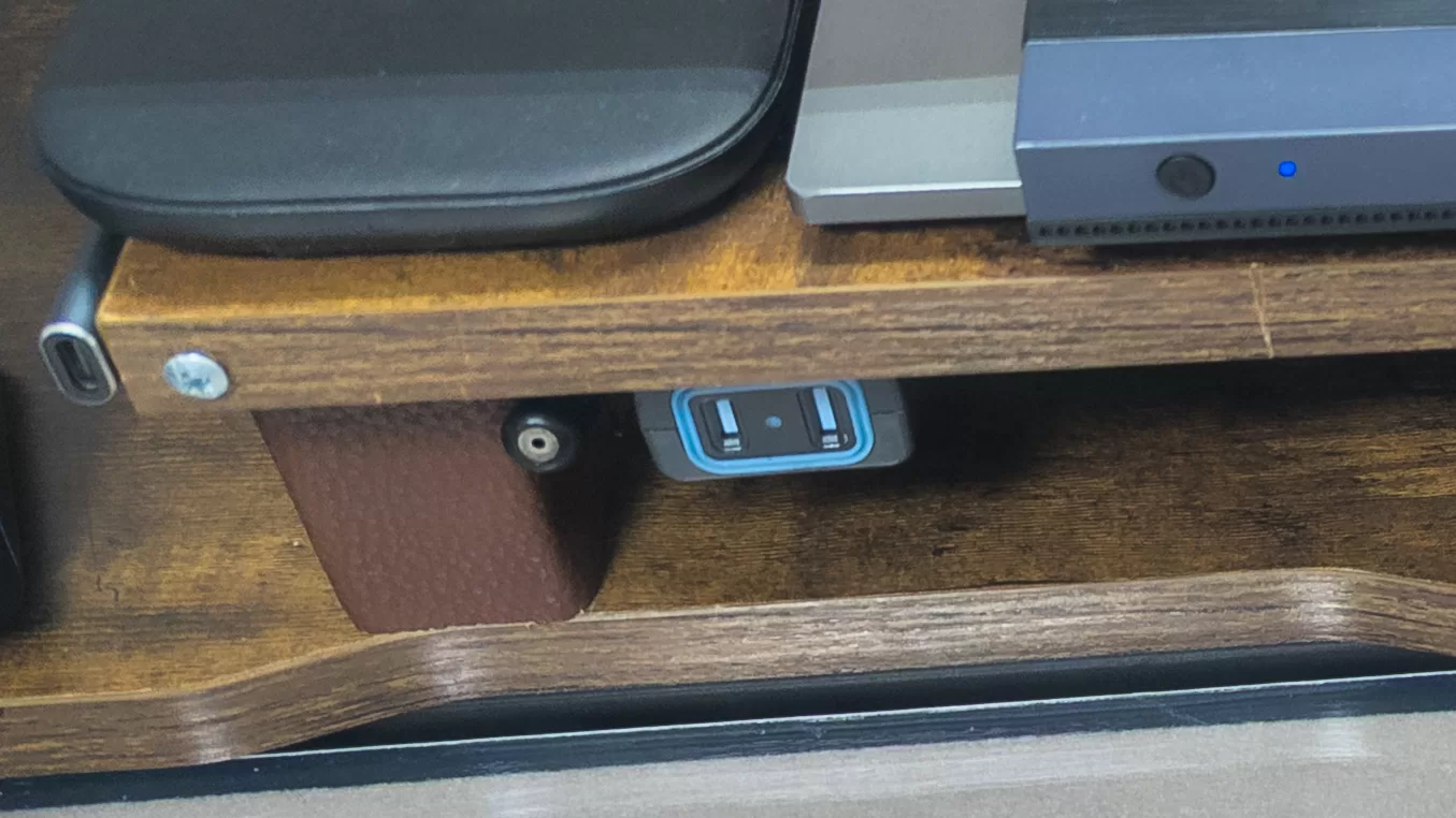 モニター台の下に取り付けられた延長コード