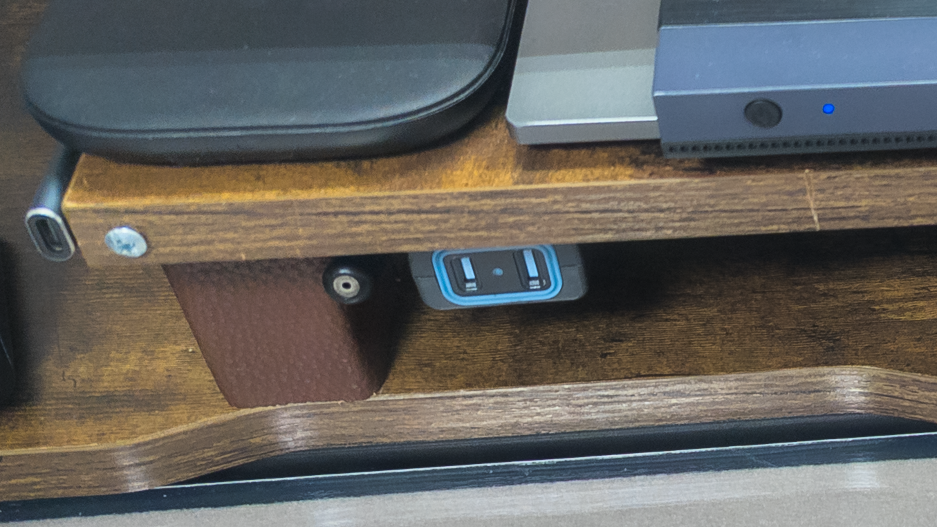 モニター台の下に取り付けられた延長コード