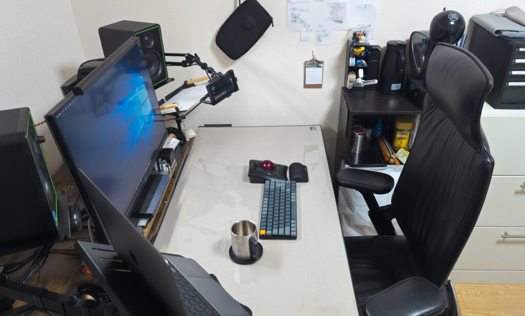 2025年12月のデスクを横から撮った画像