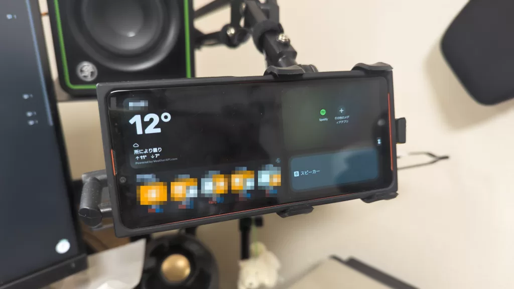 ウィジェットを表示したXperia 10 IIIがスマホアームに取り付けられている