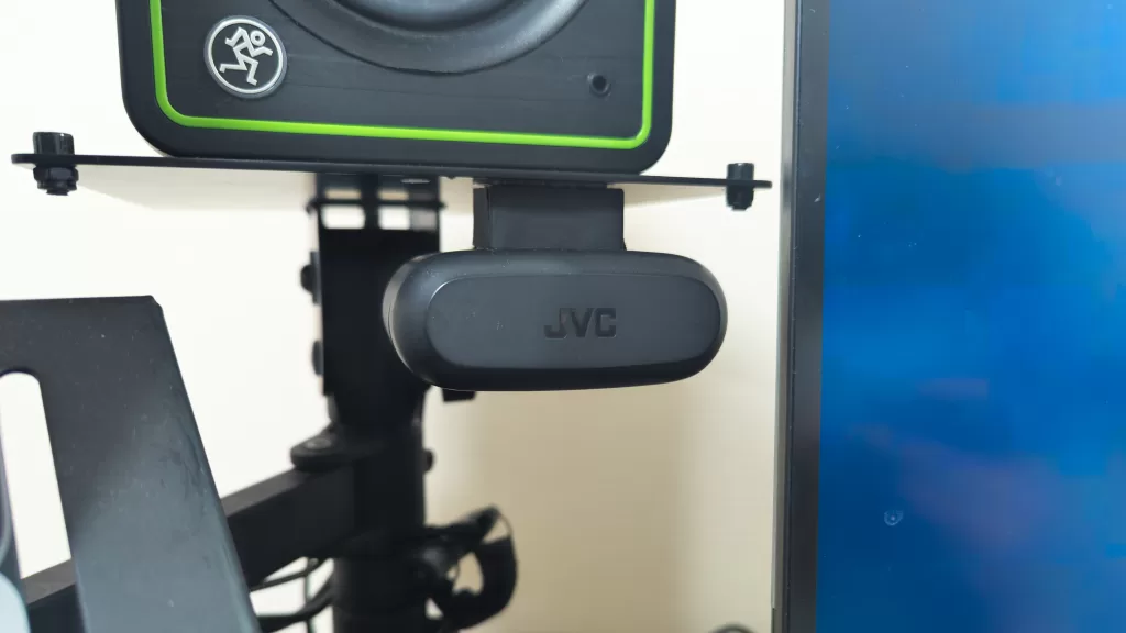 ワイヤレスイヤホンJVC HA-A50TがスピーカースタンドMST3台座下に取り付けられている