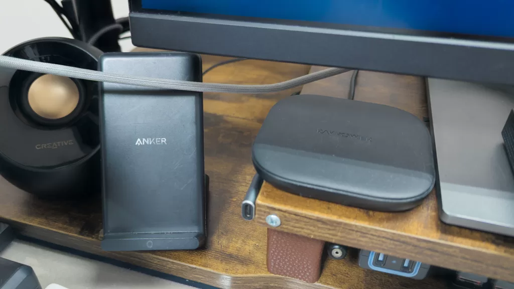 デスク左に位置する縦型Qi充電器、平型Qi充電器2台