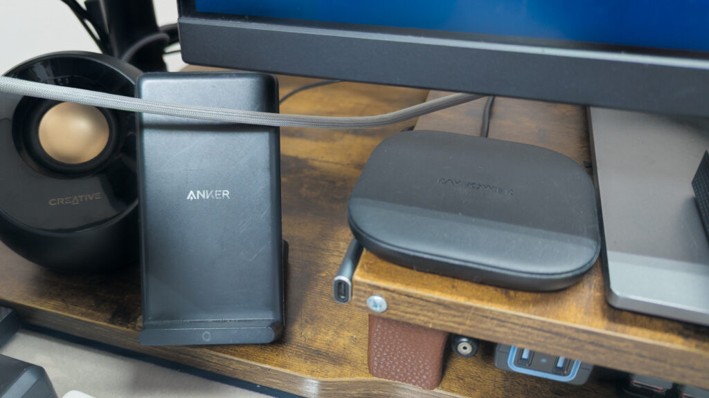 デスク左に位置する縦型Qi充電器、平型Qi充電器2台