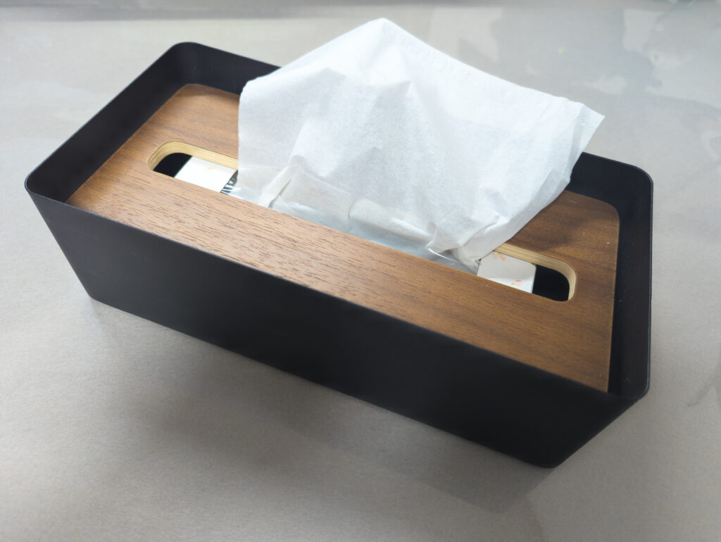 黒基調の本体に木目の蓋がついたティッシュケース