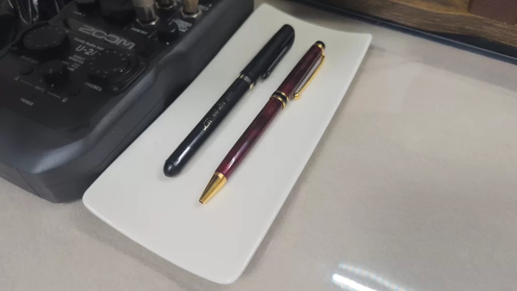 黒いサインペンと赤いマーブルがあしらわれたボールペン