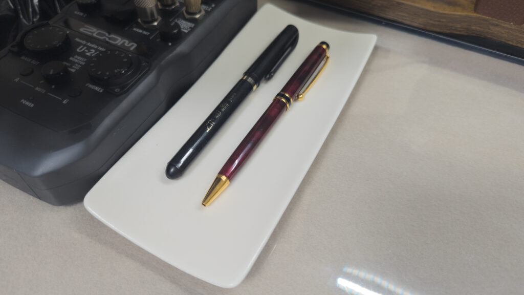 黒いサインペンと赤いマーブルがあしらわれたボールペン