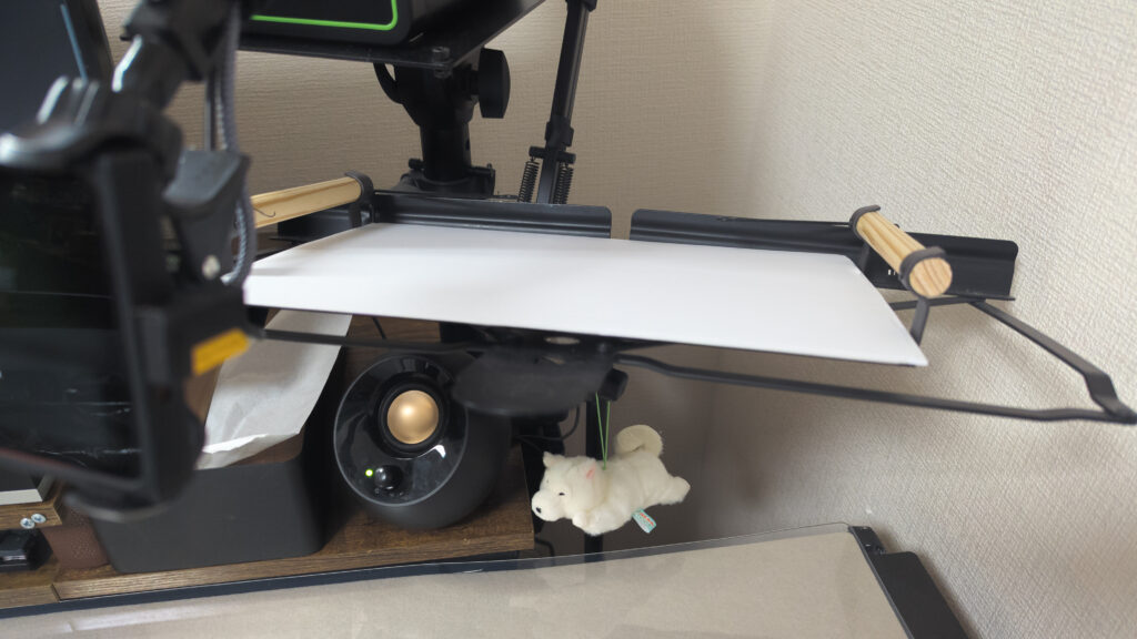 パネルがかなり傾けられた譜面台にA4コピー用紙が置かれている