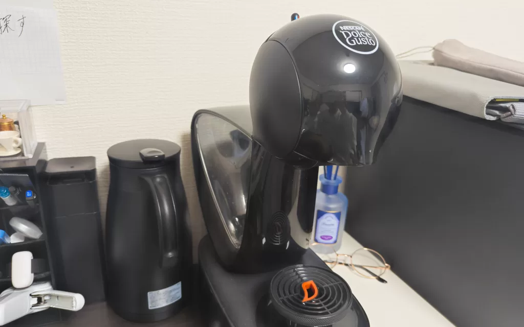 1Lの黒いポットと、ドルチェグストインフィニッシマのブラック