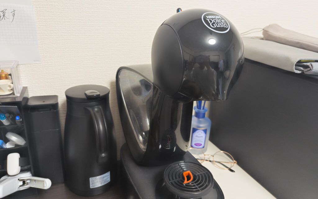 1Lの黒いポットと、ドルチェグストインフィニッシマのブラック