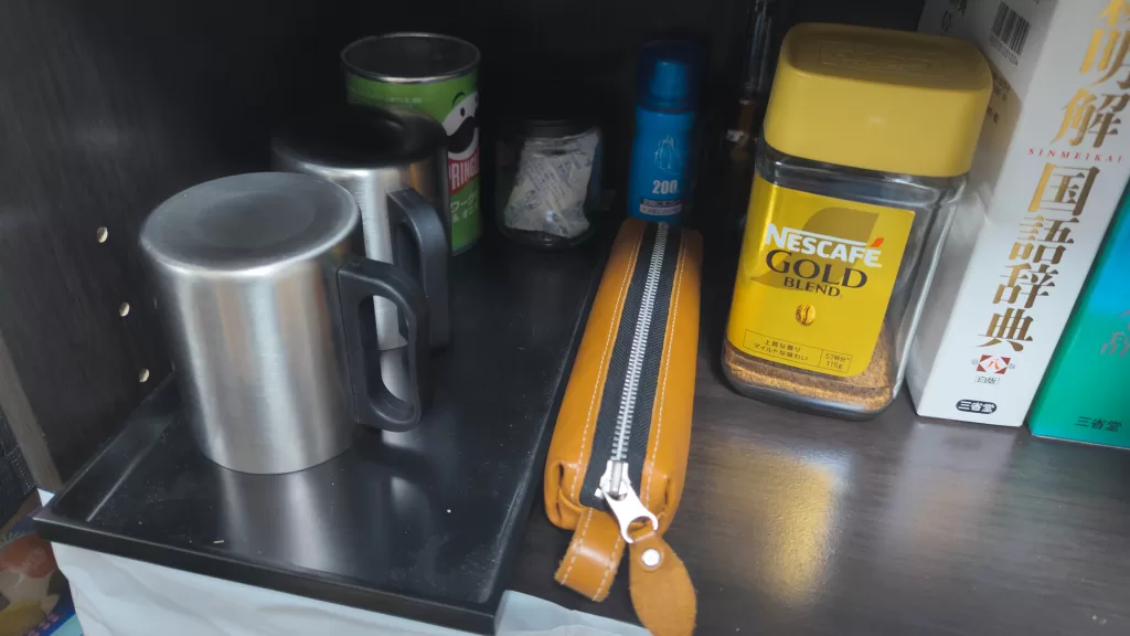 左にはシルバーのマグカップ2つ、右にはインスタントコーヒーが置かれている