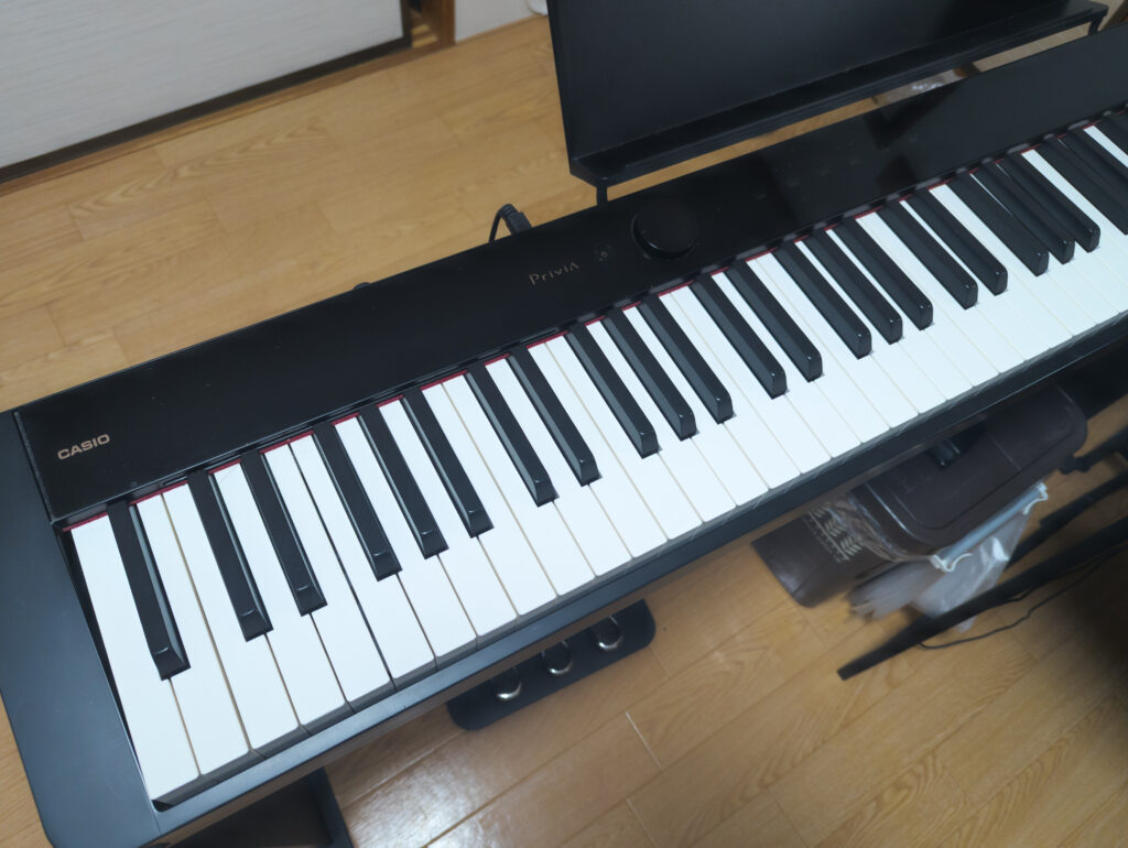 88鍵の電子ピアノ左側