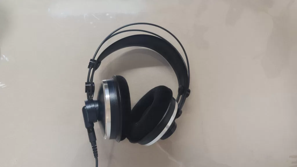 モニターヘッドホンAKG K271MKIIの俯瞰画像