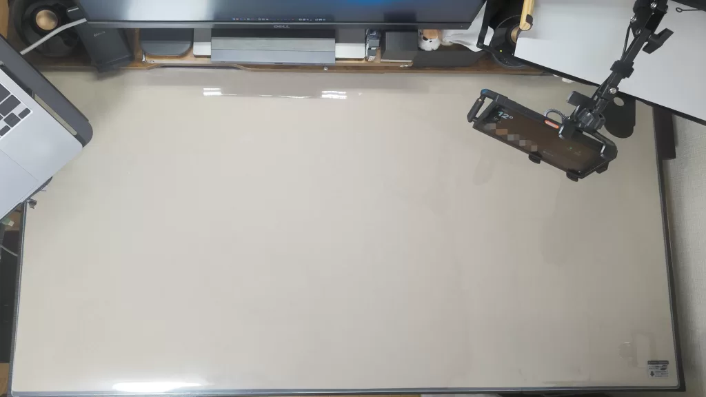 改造した大きい机をデスクマットで覆った